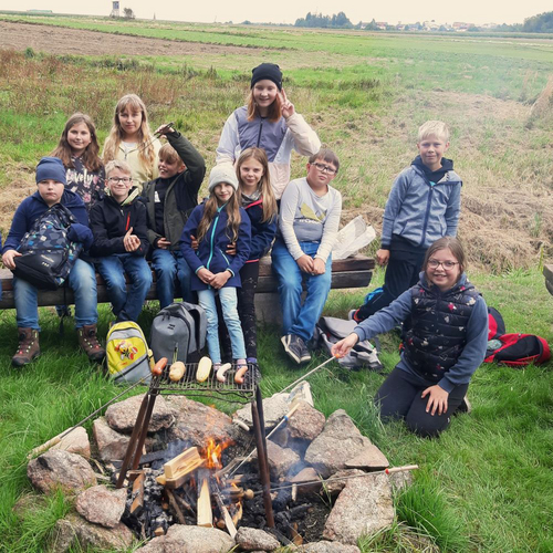 Kinder am Lagerfeuer