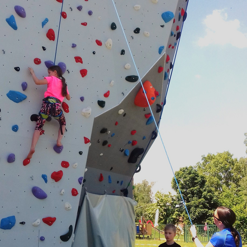 Schülerin an der Kletterwand